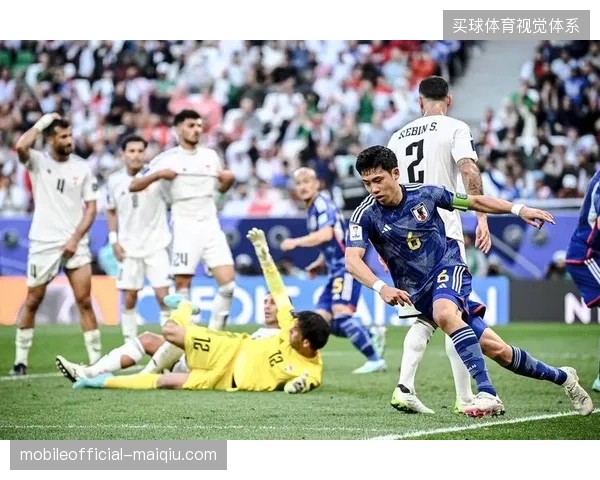日本队凭借绝对传控优势主导比赛,远藤航头球为球队首开纪录 日本队凭借绝对传控优势主导比赛,远藤航头球为球队首开纪录